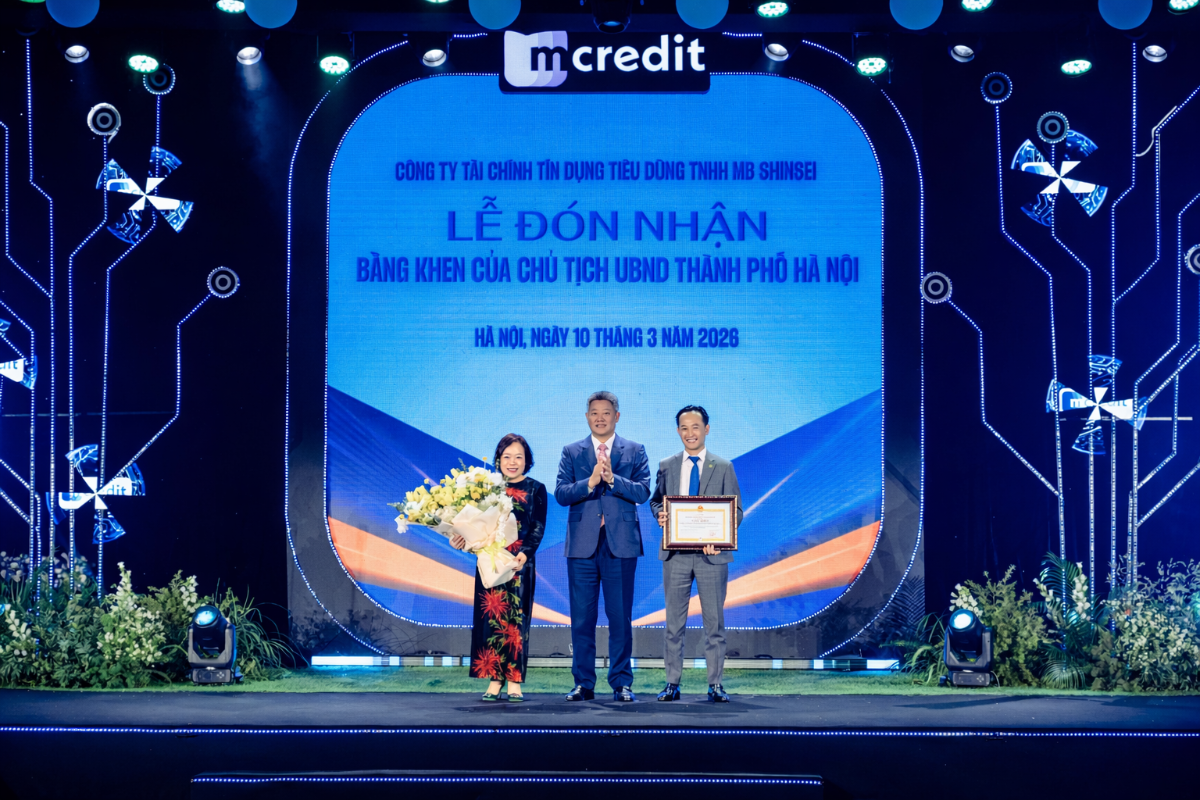 Ủy viên Ban Thường vụ Thành ủy, Phó Chủ tịch UBND TP. Hà Nội Nguyễn Mạnh Quyền tặng Bằng khen của Chủ tịch UBND TP. Hà Nội cho Ban lãnh đạo Mcredit. Ảnh: Mcredit.